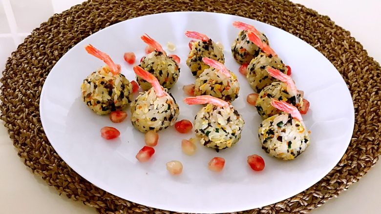 甜虾饭团,甜虾饭团做好了,撒上几粒石榴点缀一下,甜虾饭团色彩斑斓,口感超棒,外形美观,非常适合宝宝食用~