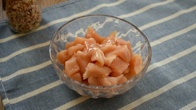 咖喱鸡饭,鸡胸肉切好块,淋些<a style='color:red;display:inline-block;' href='/shicai/ 718'>料酒</a>