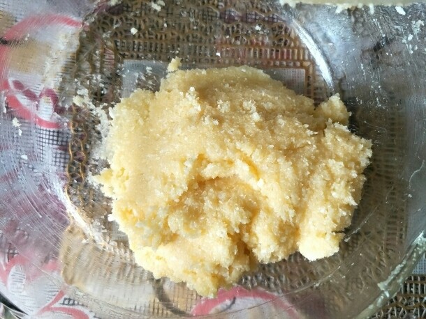 最爱面包+心形椰蓉面包,做好的状态，最后如果觉得太湿就再加些椰蓉，太干加些牛奶就可以，分成六份滚圆放冰箱冷藏
