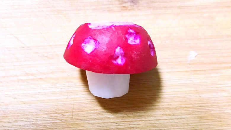东北特色蘸酱菜,在萝卜皮上面挖几个不规则的小洞,小蘑菇做好了