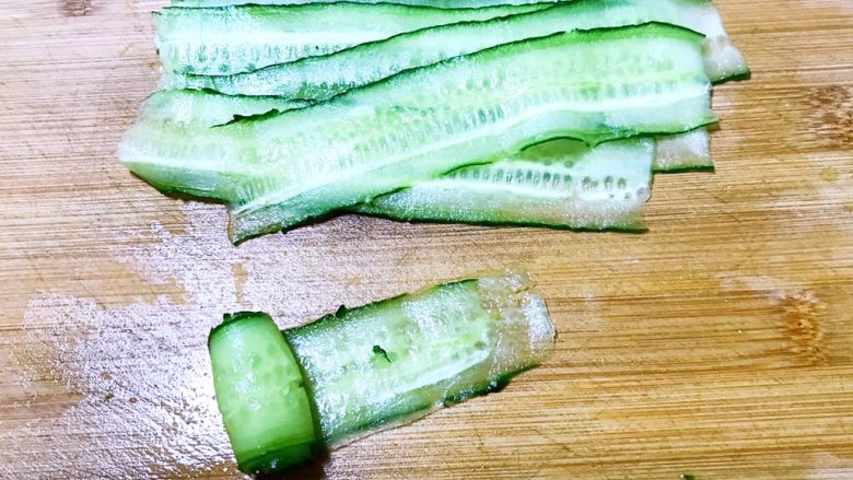 东北特色蘸酱菜,取一片黄瓜片,从一头卷起来