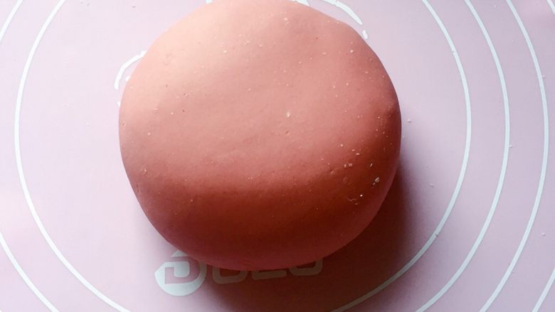 最爱包子+香菇肉包子,和红色面团:将100克面粉和2克红曲米粉拌匀,缓缓加入酵母水(酵母粉加入温水搅匀融化),边加边用筷子搅拌成絮状。再用手和成软硬适中的面团,盖上保鲜膜放温暖处发酵至2倍大。