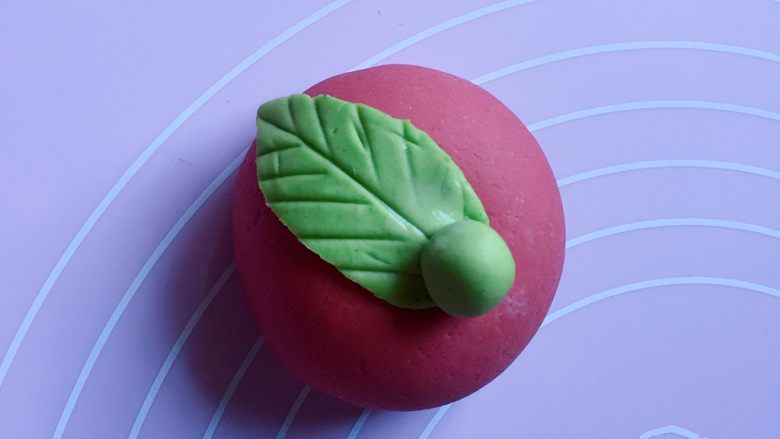 最爱包子+香菇肉包子,然后搓一个小圆球安放在洞里,和做好的叶子一起按上就可以了。