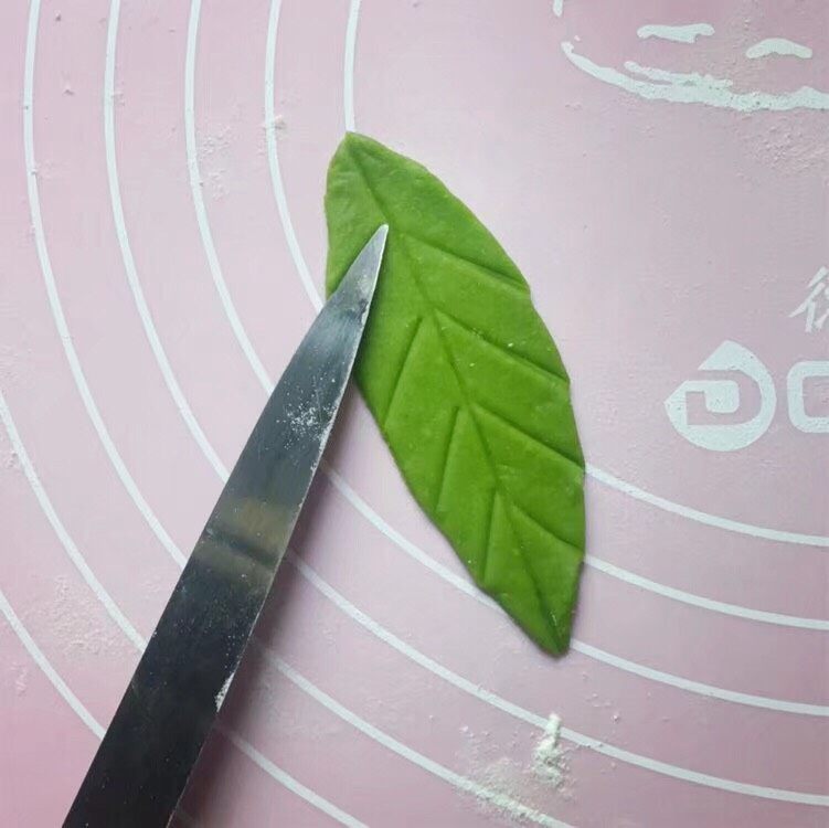 最爱包子+香菇肉包子,再用刀背划出叶脉(要把刀背稍稍倾斜着划)