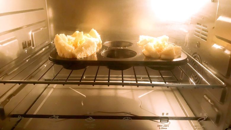 火腿吐司盏,把烤盘放入预热好的烤箱里,上下火160W,烤10分钟