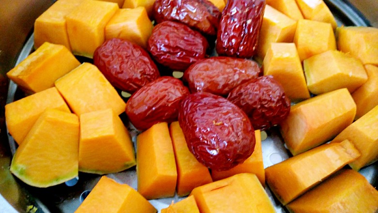 #感恩节食谱#南瓜馅饼,<a style='color:red;display:inline-block;' href='/shicai/ 53'>南瓜</a>切块蒸熟,顺便蒸几个红枣吃