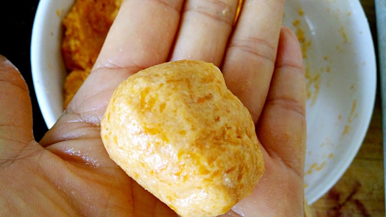 #感恩节食谱#南瓜馅饼,手沾水,取一块小面团团圆
