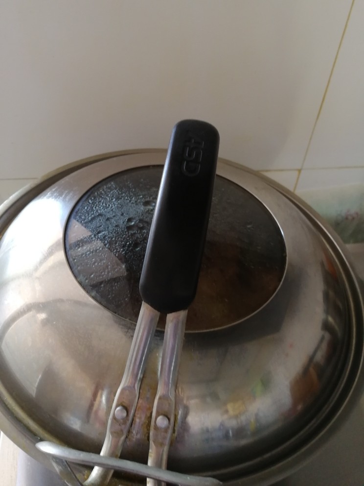 红烧排骨,盖锅盖大火炖,开锅关小火炖60--90分钟(根据排骨不同)