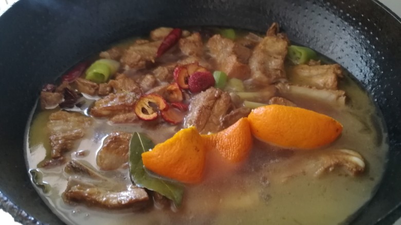 红烧排骨,开锅后加一个橘子皮和几个<a style='color:red;display:inline-block;' href='/shicai/ 111742'>干山楂片</a>(没有可以不用)