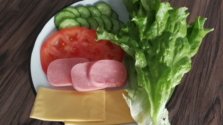 三明治,切好了,摆个盘哈哈哈,早餐要有好心情嘛