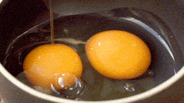 赛螃蟹蛋炒饭,2个<a style='color:red;display:inline-block;' href='/shicai/ 9'>鸡蛋</a>入碗,均匀打散成蛋液。