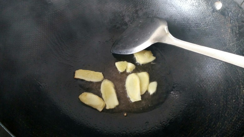 #感恩节食谱# 排骨藕汤,锅里放少量的油,将切片的生姜爆香。