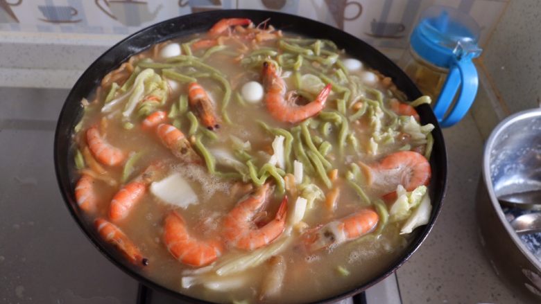 蔬菜海鲜面,煮好开水,放入面,再将准备好的配料放入