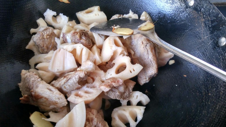 #感恩节食谱# 排骨藕汤,将藕倒入锅中,并放适量的盐,藕里面已经放盐了,不要放太多。