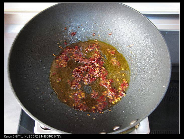 三丝酱茄条,6. 小火炒至出红油。