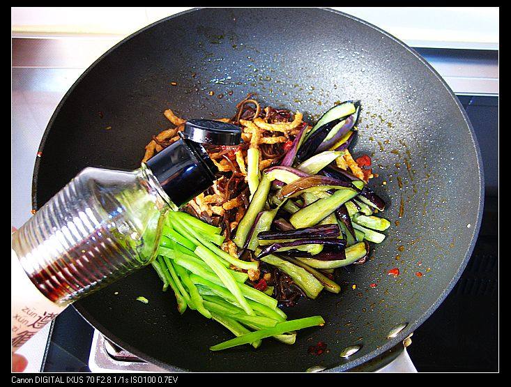 三丝酱茄条,加酱油、糖炒匀,至青椒熟透。