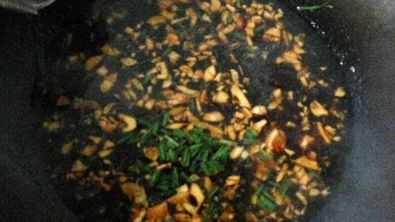 营养美味捞面,加入三勺<a style='color:red;display:inline-block;' href='/shicai/ 692'>酱油</a>,两勺水,2g盐,水烧开后,加入葱花,马上装碗。(蒜葱烧汁)