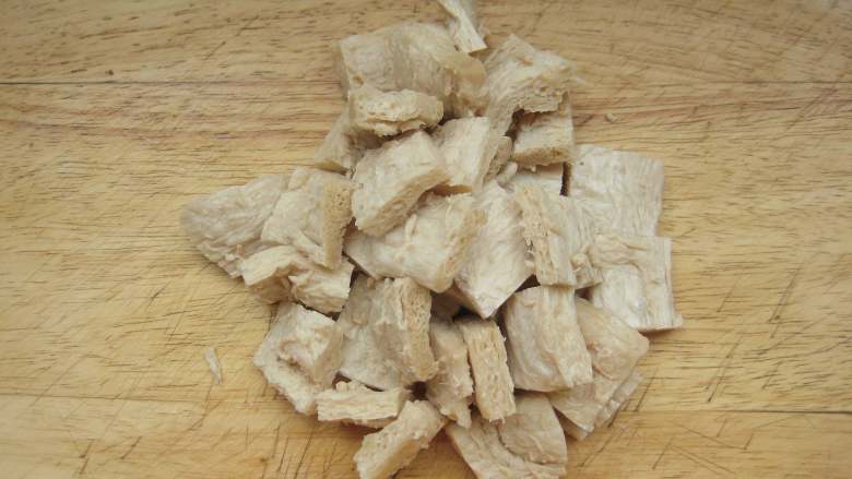 焦溜素肉,将素肉片切成1.5厘米见方的小块。