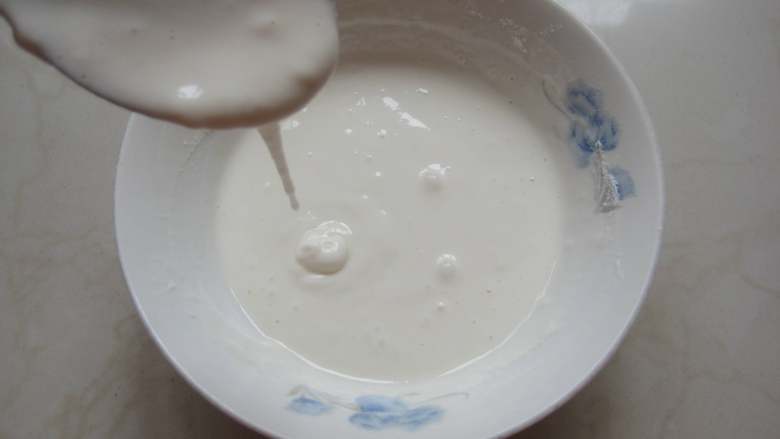 焦溜素肉,<a style='color:red;display:inline-block;' href='/shicai/ 519'>面粉</a>和淀粉混合均匀,加入适量清水调成浓稠的面糊。