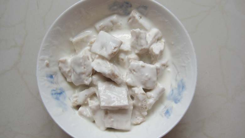 焦溜素肉,将素肉片放入面糊中拌匀,确保每片素肉都均匀的被面糊裹住。