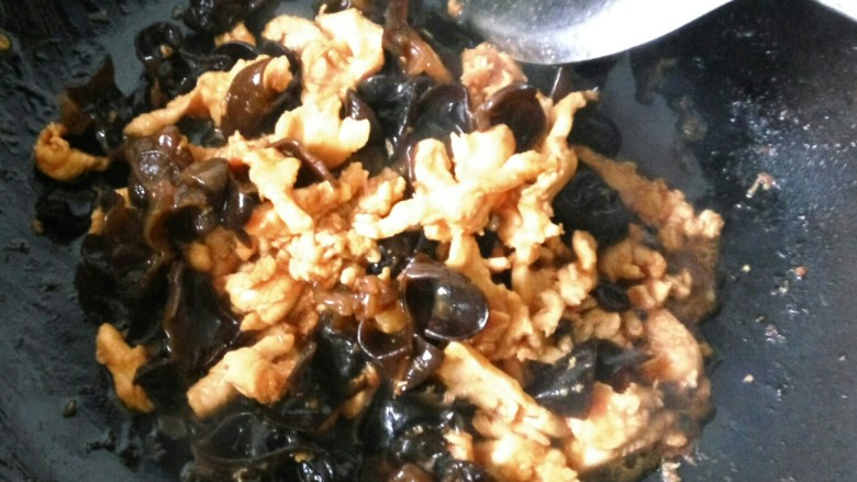 营养美味捞面, 再加入木耳,酱油,快速翻炒,鸡肉完全变色即可装盘。