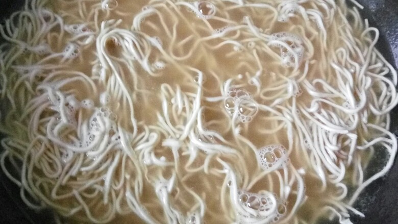 营养美味捞面,开始煮面。炒锅里加入半锅水,等水开后再放入面条,加盖。