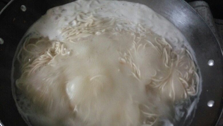 营养美味捞面,面条煮开,再加入150ml凉水,等再次煮开面条就可以捞出。