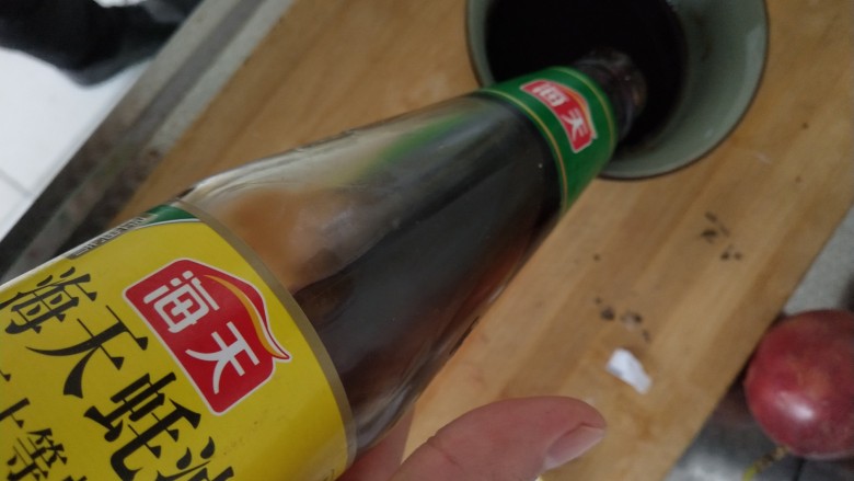 蒜爆鱼,然后倒入耗油,耗油是为了增加调料的浓度,自己适量的加