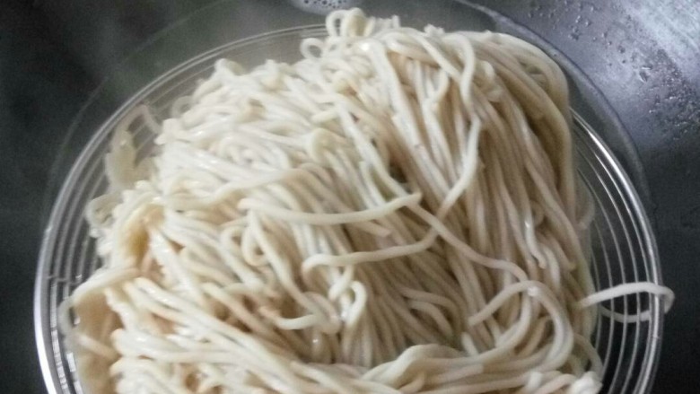 营养美味捞面,用漏斗捞出面条,分别装在两个大碗里。