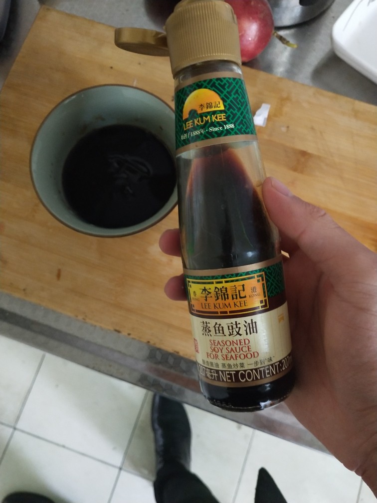 蒜爆鱼,鱼豉油家里有的话也放一点,没有可以不放