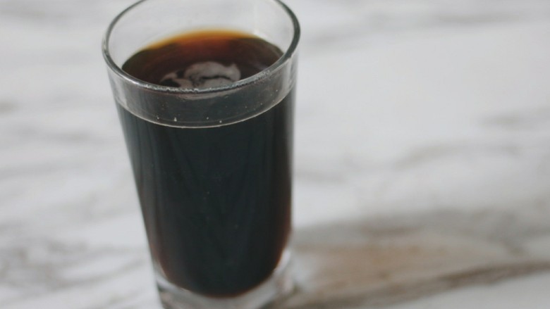 红糖燕麦窝头,冲一杯<a style='color:red;display:inline-block;' href='/shicai/ 9597'>红糖水</a>,红糖的用量没有要求,喜欢甜一些就冲浓一点,反之就淡一点。