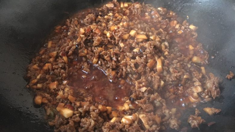 #一碗面条# 肉末香菇酱拌面,大火熬制、收汁,熬制至汤汁浓稠即可。