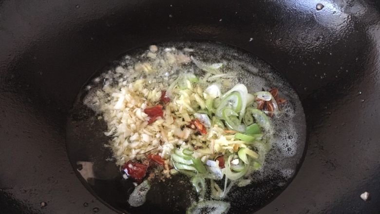#一碗面条# 肉末香菇酱拌面,热锅凉油,先放入八角炒香,然后放入葱姜蒜、辣椒段、花椒粒爆香。 爆香后尽量把花椒挑出来扔了,以免吃的时候影响口感。如果觉得麻烦就别放花椒了。 油的量要比我们平时炒菜宽一些,以便保存。如果做的不多的话,一次就吃完就不用多放油啦。