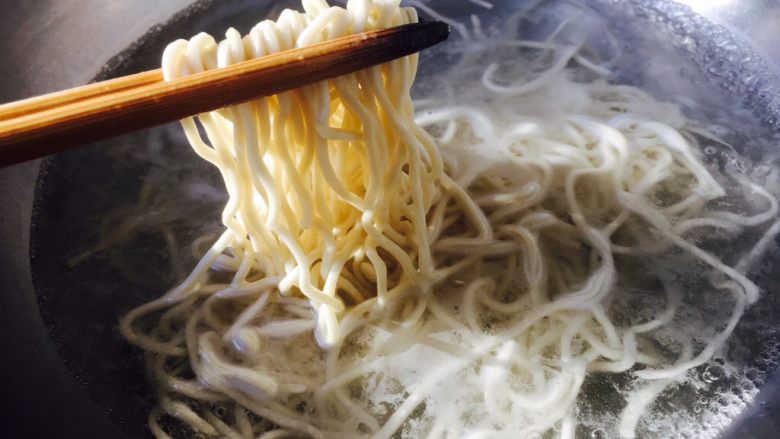 #一碗面条# 肉末香菇酱拌面,捞出面条盛在碗中,然后再面上浇上肉末香菇酱,吃的时候拌一拌。