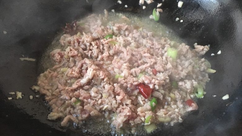 #一碗面条# 肉末香菇酱拌面,中火,放入肉末,把肉末滑散,炒到变色。