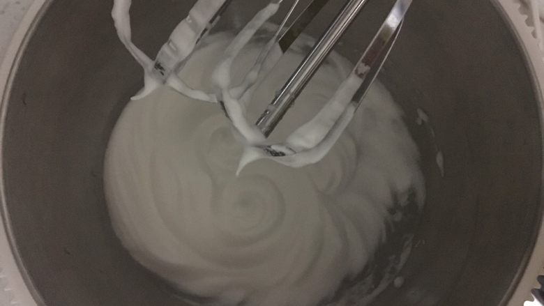 牛轧糖
,熬制糖浆的同时把蛋白霜打好(打入一个鸡蛋清 打发 加入10克白砂糖继续打发备用)