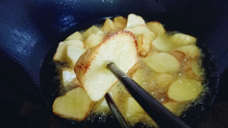 #感恩节食谱#家乡特色~东北地三鲜,可以用筷子扎一下来辨别土豆是否熟透,轻松扎透就可以了。