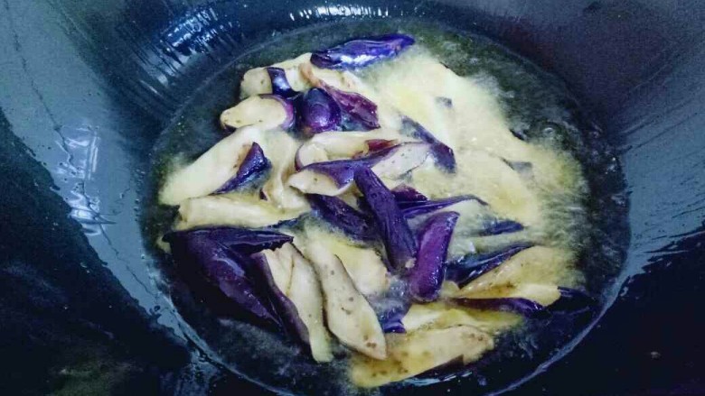 #感恩节食谱#家乡特色~东北地三鲜,利用这个油,把切好的茄子过油,大火2分钟捞出。