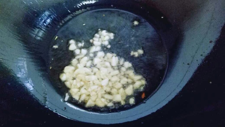 #感恩节食谱#家乡特色~东北地三鲜,热锅冷油,加入切好的蒜末煸炒。