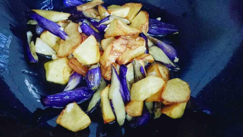 #感恩节食谱#家乡特色~东北地三鲜,蒜末出炒香味时,加入过油的茄子和土豆块。