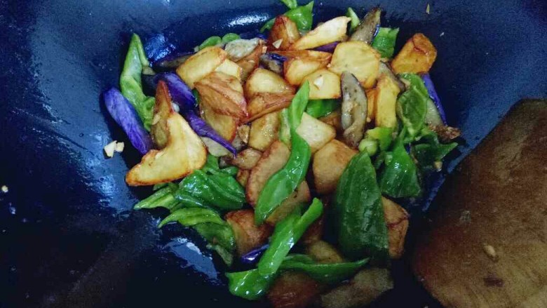 #感恩节食谱#家乡特色~东北地三鲜,翻炒均匀,关火,加入<a style='color:red;display:inline-block;' href='/shicai/ 813'>鸡粉</a>可以出锅。