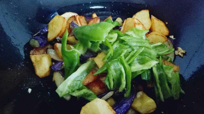 #感恩节食谱#家乡特色~东北地三鲜,加入切好的青椒。