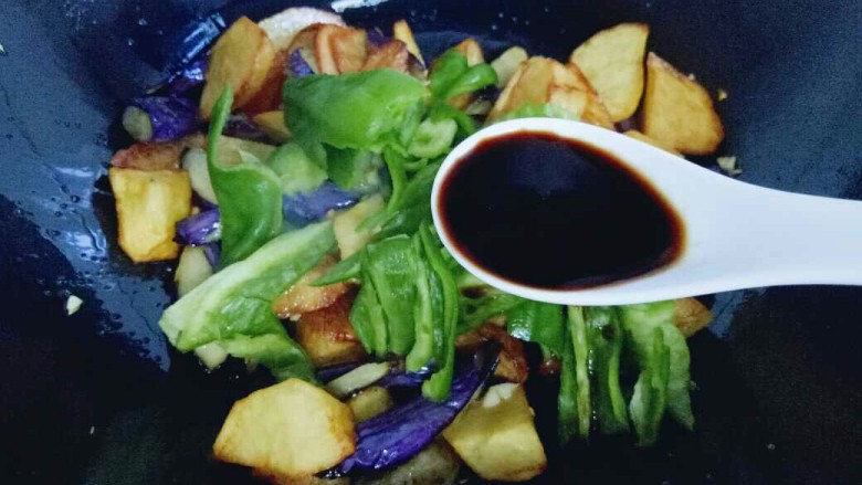 #感恩节食谱#家乡特色~东北地三鲜,加入<a style='color:red;display:inline-block;' href='/shicai/ 788'>生抽</a>,(不喜欢不放也可以。)
