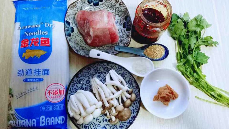 一碗面条+花生酱蟹味菇肉丁面,准备食材。