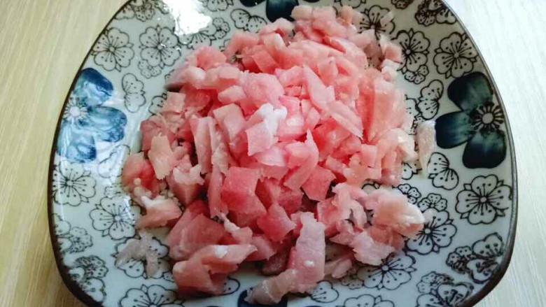 一碗面条+花生酱蟹味菇肉丁面,<a style='color:red;display:inline-block;' href='/shicai/ 4430'>里脊肉</a>洗干净,切丁备用。