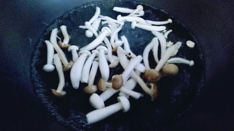 一碗面条+花生酱蟹味菇肉丁面,将去根的蟹味菇焯水,水烧开后倒入,煮2-3分钟捞出淋干水份。