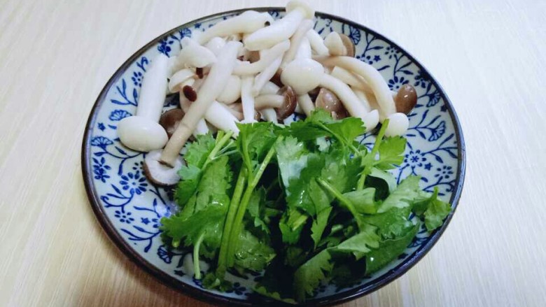 一碗面条＋花生酱蟹味菇肉丁面,<a style='color:red;display:inline-block;' href='/shicai/ 131'>香菜</a>洗干净，切段。