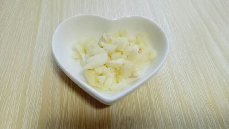 一碗面条+花生酱蟹味菇肉丁面,蒜去皮切碎。