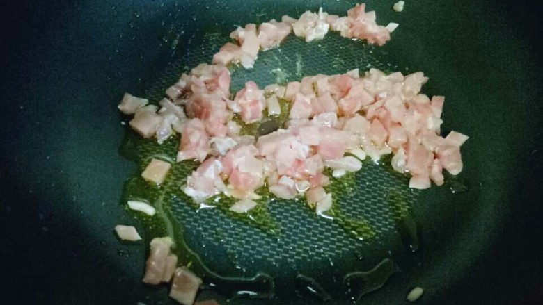 一碗面条+花生酱蟹味菇肉丁面,热锅冷油,加入切好的肉丁煸炒。