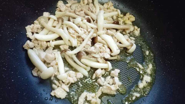 一碗面条+花生酱蟹味菇肉丁面,再加入焯水的蟹味菇。